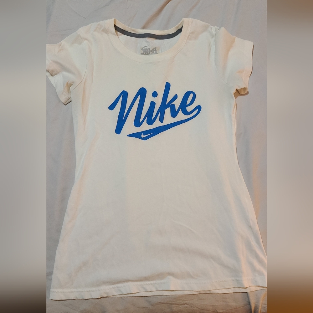 Nike woman's short sleeve shirt